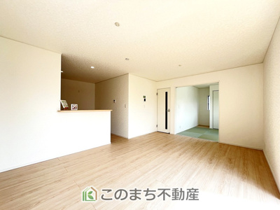 【居間・リビング】 | 常総市水海道諏訪町第3　4号棟 | 同社施工物件写真。※建具やフローリング、その他仕様が異なる場合がございます。