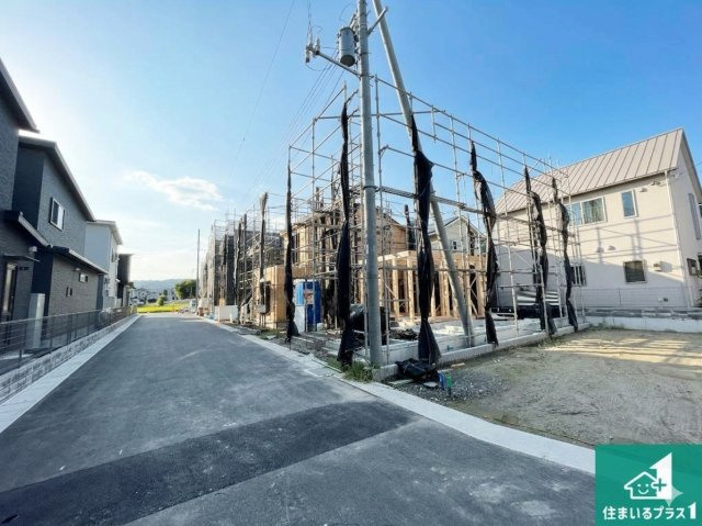 大津市下阪本　第5期　新築一戸建ての外観|周辺は落ち着いた街並みの住宅地！子育てがしやすい住環境です！まだ未完成ですが、現地でしかわからない事もございます。是非一度ご覧ください。