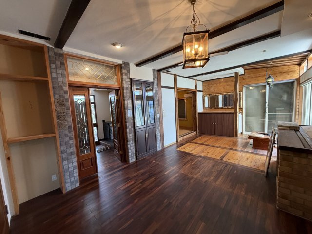湯河原町　吉浜の洋室|1F玄関ホール正面のお部屋はリビングとしてもお使いいただけます。