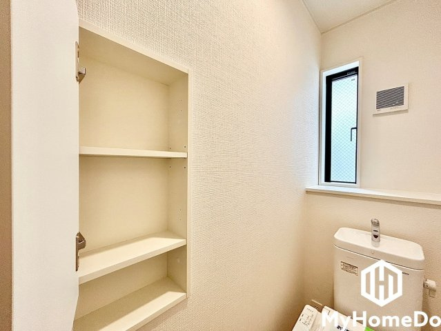 守山区川西1丁目のトイレ|２階のトイレも収納があるので便利です