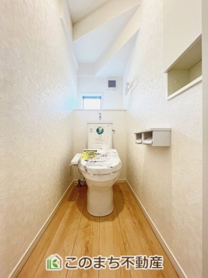 【トイレ】 | 常総市水海道諏訪町第3　5号棟 | 同社施工物件写真。※建具やフローリング、その他仕様が異なる場合がございます。