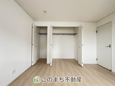 【洋室】 | 常総市水海道諏訪町第3　5号棟 | 同社施工物件写真。※建具やフローリング、その他仕様が異なる場合がございます。