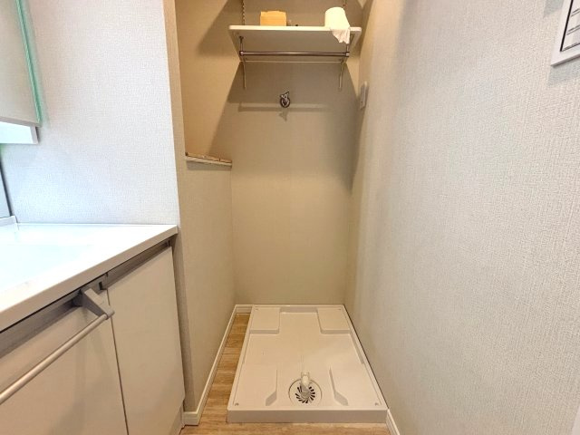 室内洗濯機置き場。棚付きなのでタオル置き場としてもご利用可能です。