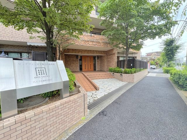 入り口はスロープ付きでどなたでも通行しやすい造りです