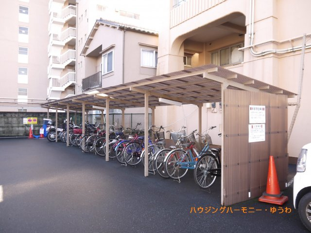 【駐輪場】 | 志村ハビテーション | 屋根付きの駐輪場となっていますので、雨の日でも大切な自転車が濡れずに済みます。