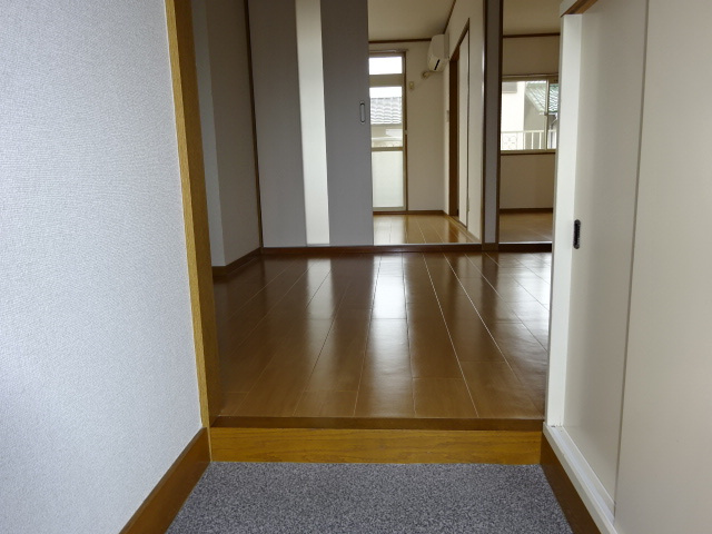 エルディムナガヤマの玄関