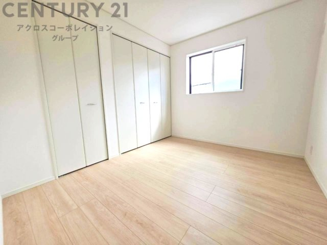 大きな玄関収納付きの玄関です　家族皆様の履物をしっかり収納できます
