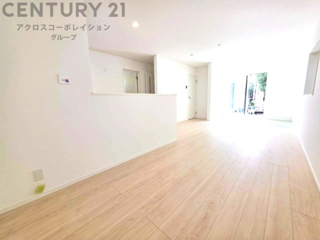 リビングダイニングは家族や友人とのコミュニケーションを楽しむ場所でくつろぎながら食事や会話を楽しめ、多目的に利用できリラックスできる空間です。家庭内の中心として機能し、快適な生活をサポートします。