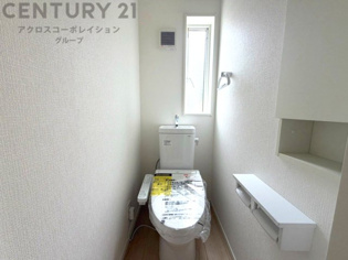 温水洗浄便座付トイレは温水洗浄機能により、暖かい水でおしりを洗浄することができ、冷たい水を使う従来の便座に比べ、温水洗浄機能で暖かいトイレを提供し、快適な使用を可能にします。