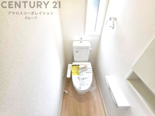 温水洗浄便座付トイレは温水洗浄機能により、暖かい水でおしりを洗浄することができ、冷たい水を使う従来の便座に比べ、温水洗浄機能で暖かいトイレを提供し、快適な使用を可能にします。