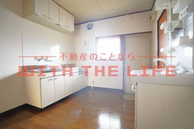 センチュリー梅満【キャッシュバック対象】の居間・リビング|こちらのリビングで趣味の時間をお楽しみください