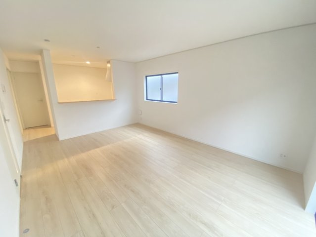 【Cradle garden】宇都宮市東峰町 第7 全2棟の居間・リビング|〇2号棟　LDK16帖〇
長方形のスッキリとした形状は、大型ソファやダイニングテーブルも美しく配置出来ます。キッチンからリビング全体が見渡せるのでお子様を見守りながら料理が出来ます。
