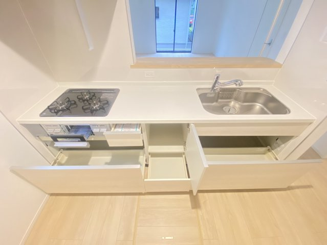 【Cradle garden】宇都宮市東峰町 第7 全2棟のキッチン|〇2号棟　キッチン〇
大きな鍋やフライパンを収納できるスライド収納が完備されています。また、カウンターが広いので作業がしやすく、シンクやコンロなどのお手入れがしやすい仕様です。
※2026年8月撮影