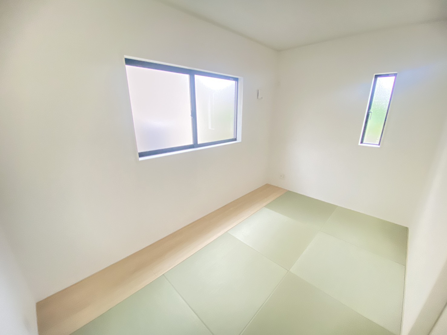 【Cradle garden】宇都宮市東峰町 第7 全2棟の和室|〇2号棟　1F和室5帖〇
お料理中も和室で遊ぶお子様にしっかり目が届くママに嬉しい設計。キッチンから数歩でアクセスできるため、家事の合間の休憩や洗濯物の取り込みにも便利です。
※2026年8月撮影