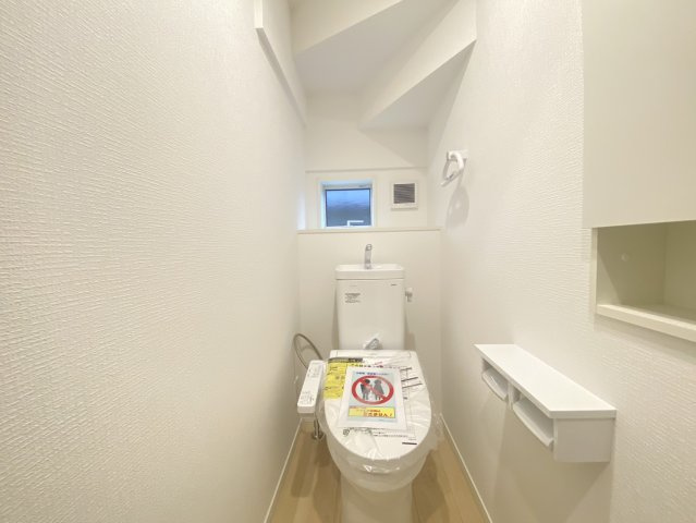 【Cradle garden】宇都宮市東峰町 第7 全2棟のトイレ|〇1号棟　トイレ〇
ニッチ収納＆タオル掛け付きトイレ。ご家族様の多いご家庭でも安心の、２階建てプランはもちろん、トイレ２ヵ所付きです！ふたは自動開閉式◎
※2026年8月撮影