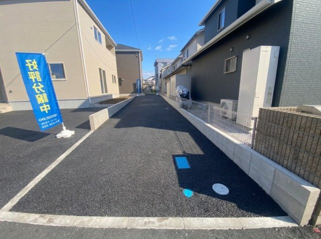 【Cradle garden】宇都宮市東峰町 第7 全2棟の前面道路含む現地写真|〇2号棟　駐車スペース〇
アプローチを兼ねた敷地延長部分を活かし、お車縦列2台駐車できるスペースを確保。
道路から視線が届きにくいため、愛車の防犯面やプライバシー性も高まります。
※2026年8月撮影