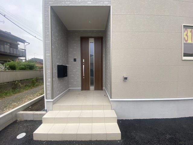 【Cradle garden】宇都宮市東峰町 第7 全2棟の玄関|〇1号棟　玄関ポーチ〇
毎日の帰宅が楽しみに。プライベート感を演出する洗練された玄関アプローチ。
TVモニター付きインターホンに防犯カメラも標準完備でご家族の暮らしを守ります。
※2026年8月撮影