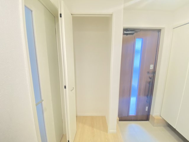 【Cradle garden】宇都宮市東峰町 第7 全2棟の玄関|〇1号棟　玄関〇
玄関ホールに便利なクローゼットを配置♪来客時も中身が見えない扉付き。生活感を
かくして玄関周りを美しく保ちます。
※2026年8月撮影