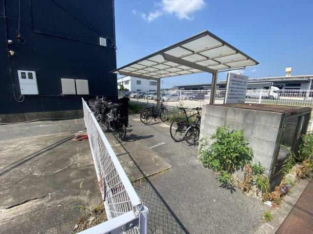 ミストラル土山の駐車場