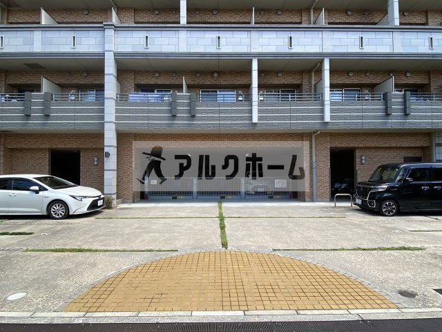 シェモア藤井寺駅前の駐車場