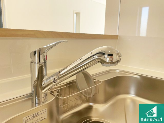 ■尼崎市高田町　第1期　新築一戸建ての設備|浄水器を内蔵！炊飯時、お茶を作る時に安心してお水を使えます！お湯と冷水、浄水と原水、シャワーの切替えもワンタッチです！