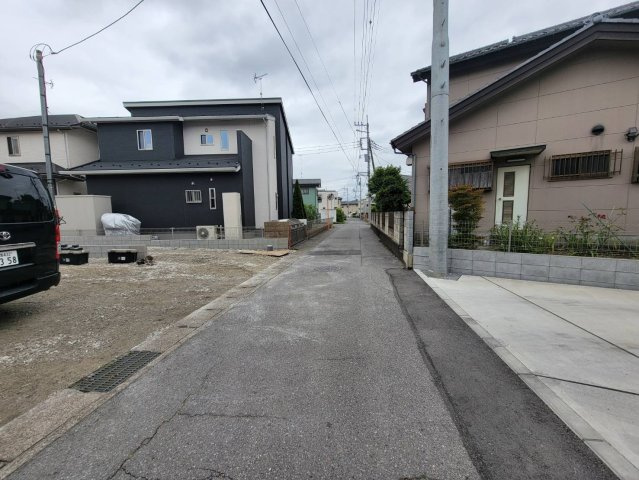 【Cradle garden】宇都宮市東峰町 第7 全2棟の前面道路含む現地写真|〇分譲地〇
通り抜け車両が少なく、驚くほど静かな住環境。
小さなお子様やペットのいるご家庭も、家の前での飛び出し不安が少なく、落ち着いた毎日を過ごせます☆
※2026年6月撮影