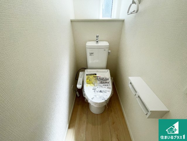 ■尼崎市高田町　第1期　新築一戸建てのトイレ|1・2階の2ヶ所にあるので、朝の忙しい時間の順番待ちもなく、深夜の利用にも大変便利です。