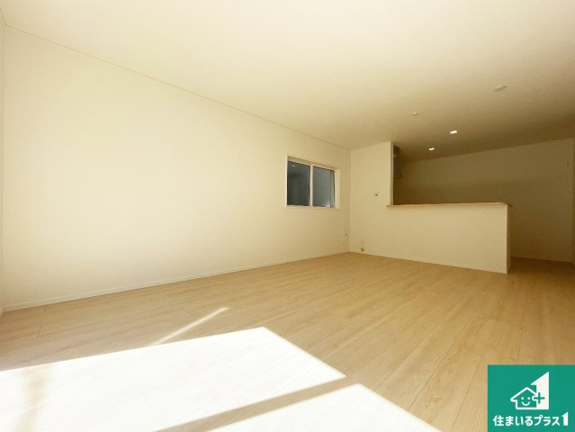 ■尼崎市高田町　第1期　新築一戸建ての居間・リビング|シンプルなリビングは、観葉植物等のインテリアを楽しめますね！パパ好みにも、ママ好みにも家具次第で雰囲気を変えることができます！