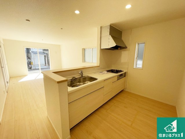 ■尼崎市高田町　第1期　新築一戸建てのキッチン|リビングと統一感があり、使い勝手のいいキッチン。広々としているので、二人並んで作業が出来ちゃいます。お子様と一緒に色々なお料理に挑戦できるスペースがあります。