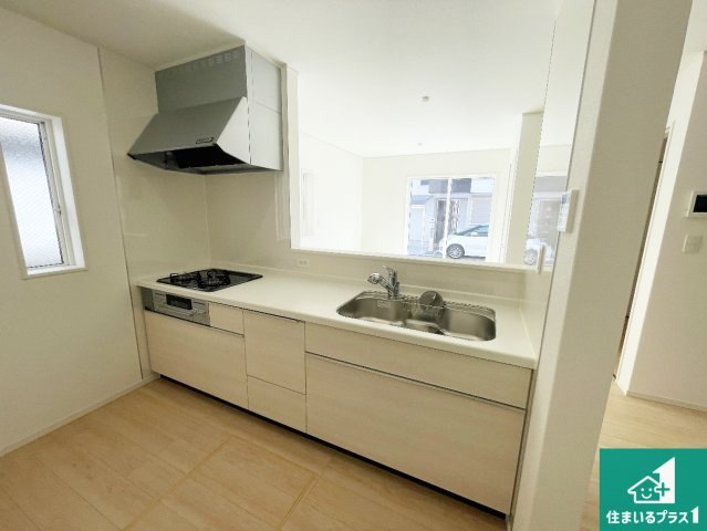 ■尼崎市高田町　第1期　新築一戸建てのキッチン|リビングと統一感があり、使い勝手のいいキッチン。広々としているので、二人並んで作業が出来ちゃいます。お子様と一緒に色々なお料理に挑戦できるスペースがあります。