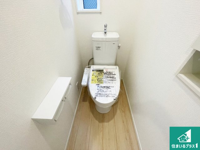 ■尼崎市高田町　第1期　新築一戸建てのトイレ|1・2階の2ヶ所にあるので、朝の忙しい時間の順番待ちもなく、深夜の利用にも大変便利です。