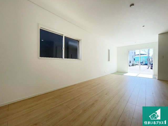 ■尼崎市高田町　第1期　新築一戸建ての居間・リビング|日当たり良好の明るいリビングで朝の目覚めもスッキリできそう！対面キッチンでご家族のコミュニケーションも自然と増える設計！小さなお子様が遊ぶスペースを作っても広々とくつろげるLDK！