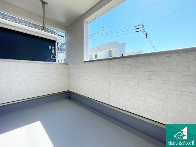 ■尼崎市高田町　第1期　新築一戸建てのバルコニー|外出時に急な雨でも洗濯物を守ってくれるインナーバルコニー！
