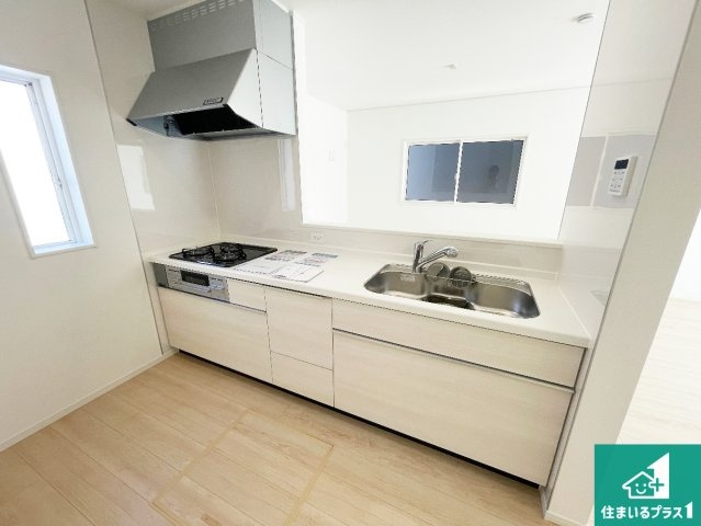 ■尼崎市高田町　第1期　新築一戸建てのキッチン|リビングと統一感があり、使い勝手のいいキッチン。広々としているので、二人並んで作業が出来ちゃいます。お子様と一緒に色々なお料理に挑戦できるスペースがあります。
