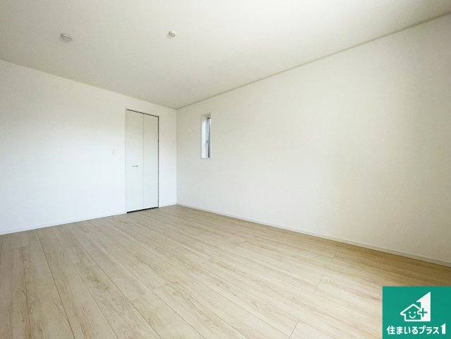 ■尼崎市高田町　第1期　新築一戸建ての洋室|収納スペースが充実しているので子供の成長に合わせてたくさん収納ができます！家族構成に合わせた様々な活用ができる収納！