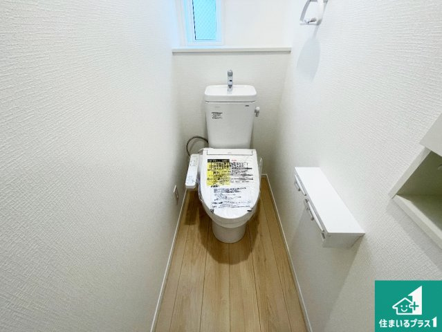 ■尼崎市高田町　第1期　新築一戸建てのトイレ|1・2階の2ヶ所にあるので、朝の忙しい時間の順番待ちもなく、深夜の利用にも大変便利です。