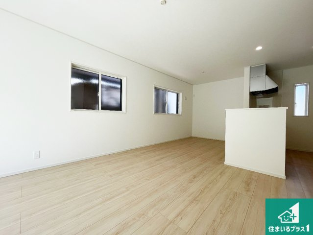 ■尼崎市高田町　第1期　新築一戸建ての居間・リビング|シンプルなリビングは、観葉植物等のインテリアを楽しめますね！パパ好みにも、ママ好みにも家具次第で雰囲気を変えることができます！