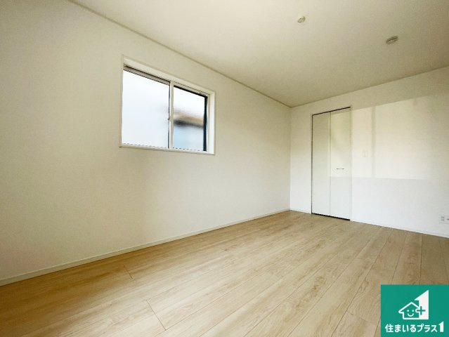 ■尼崎市高田町　第1期　新築一戸建ての洋室|収納スペースが充実しているので子供の成長に合わせてたくさん収納ができます！家族構成に合わせた様々な活用ができる収納！