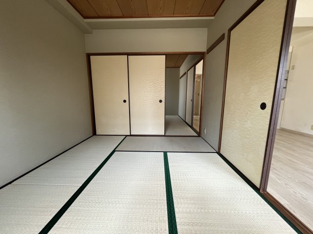 クロスロウズ荒木街の和室|柔らかい畳が心地よい和室