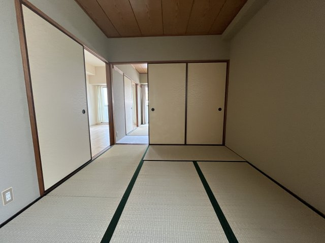 クロスロウズ荒木街の和室|畳の上でゆっくりとくつろげる和室です