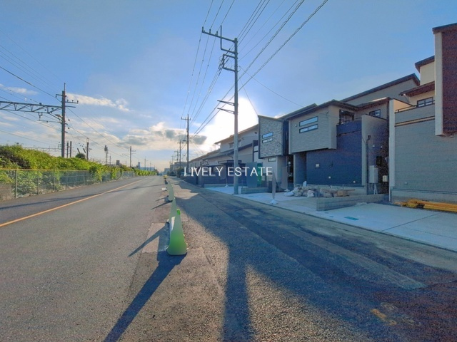 越谷市登戸町 新築分譲住宅 全3棟 2号棟の前面道路含む現地写真