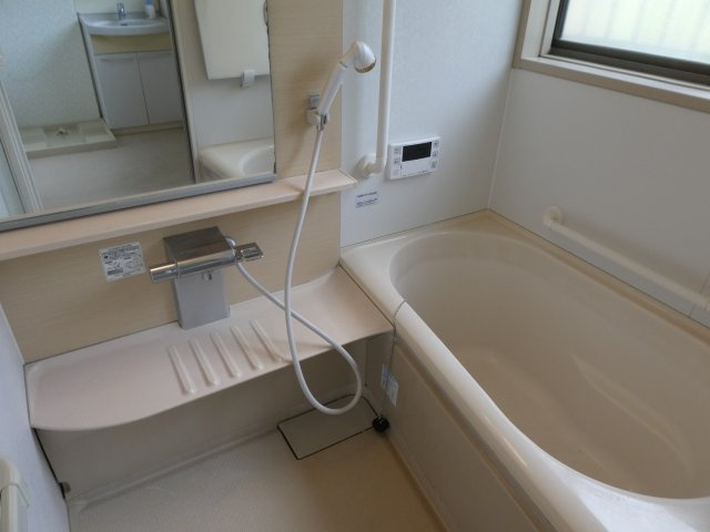 六軒町戸建の浴室