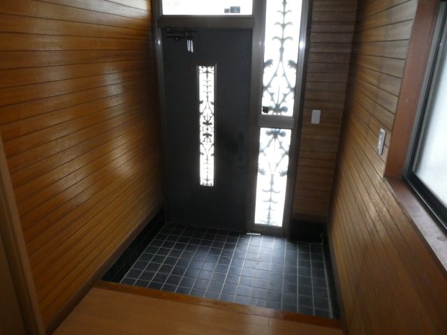 六軒町戸建の玄関