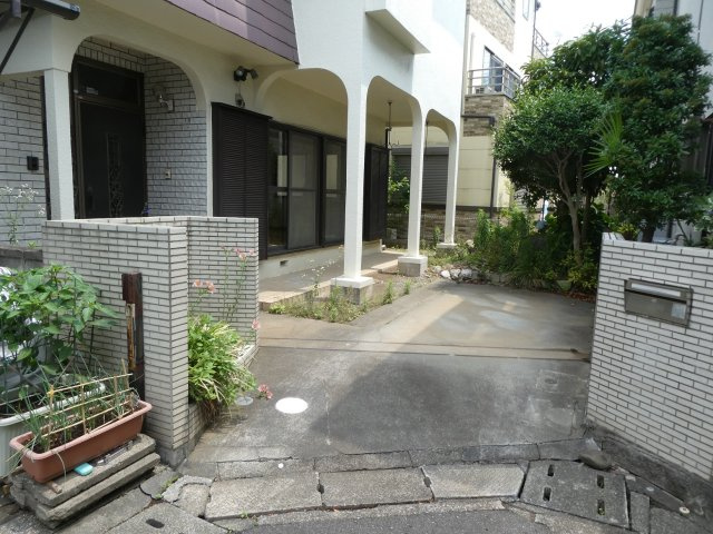 六軒町戸建の駐車場