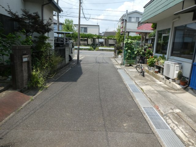六軒町戸建の前面道路含む現地写真