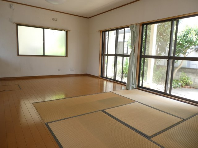 六軒町戸建の居間・リビング|約12帖　リビング