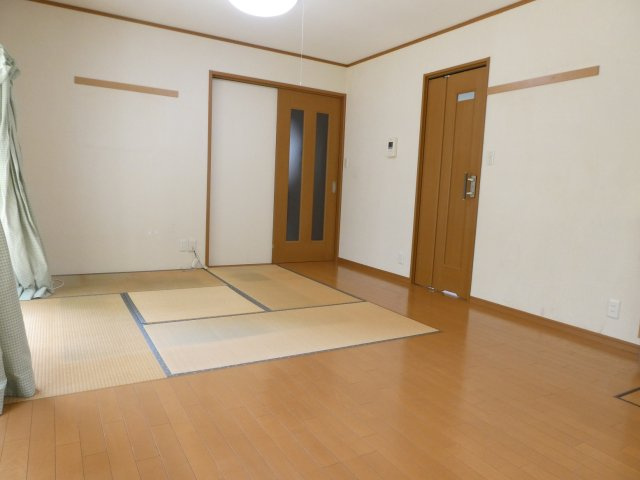 六軒町戸建の居間・リビング