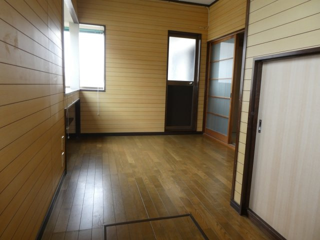 六軒町戸建の洋室|2階　約5帖洋室