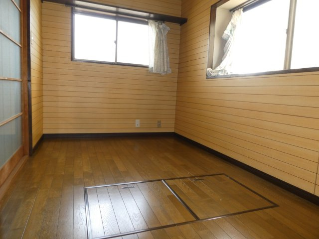 六軒町戸建の洋室|2階　約4.5帖洋室