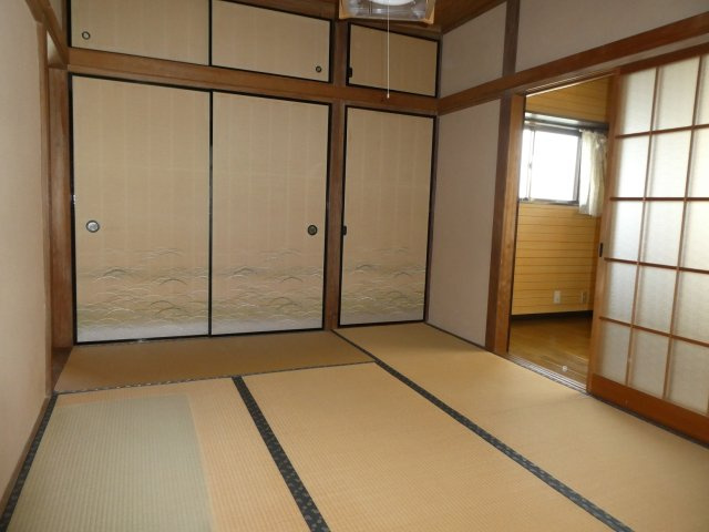 六軒町戸建の和室|2階　6帖和室